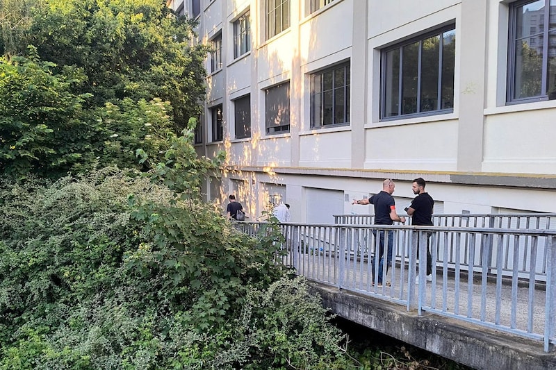 Speurders op de plek waar de 11-jarige jongen werd gevonden.
