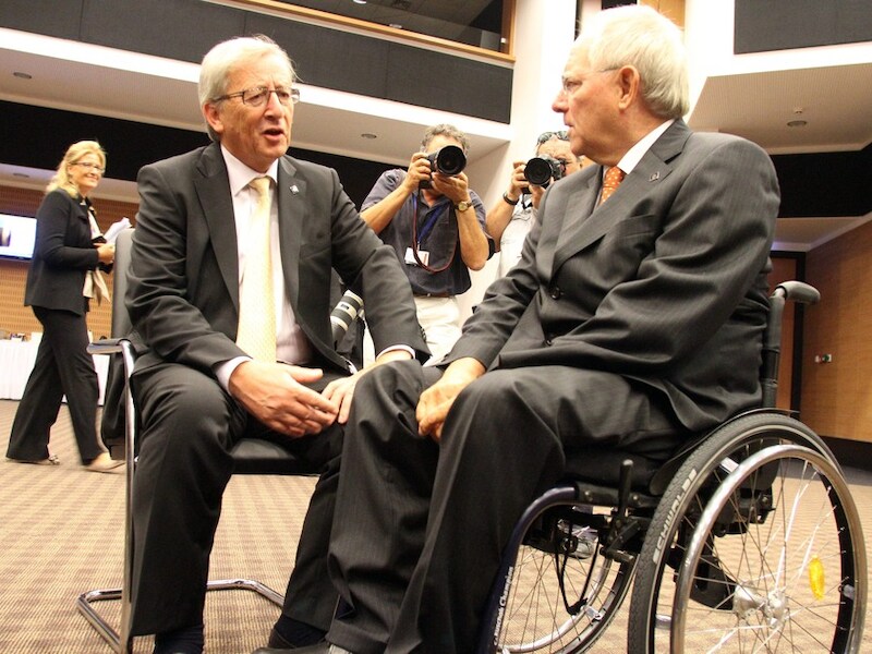 Jean-Claude Juncker (links) in gesprek met Duits Minister van Financiën Wolfgang Schäuble.
