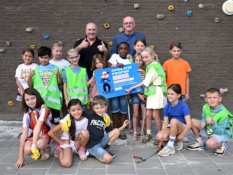De leerlingen van De Klimmuur mochten de cheque maandag in ontvangst nemen.