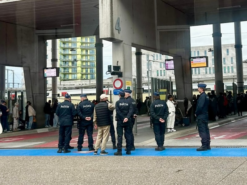 Politie aan station Leuven. 