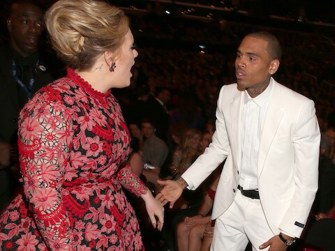 Zangeres Adele sneerde naar Chris Brown tijdens de Grammy Awards.