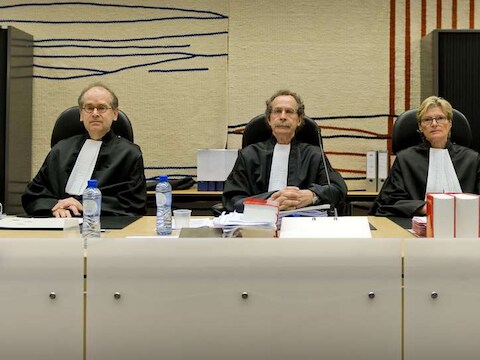 De rechters werden gewraakt door Robert M.