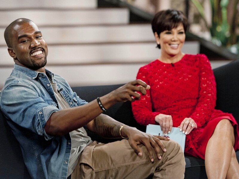 Kanye West op bezoek in de tv-show van schoonmoeder Kris Jenner.