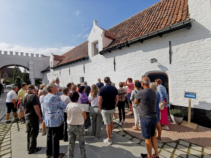 Inwoners Oudenburg verkennen gerenoveerde Abdijhoeve | Oudenburg | hln.be
