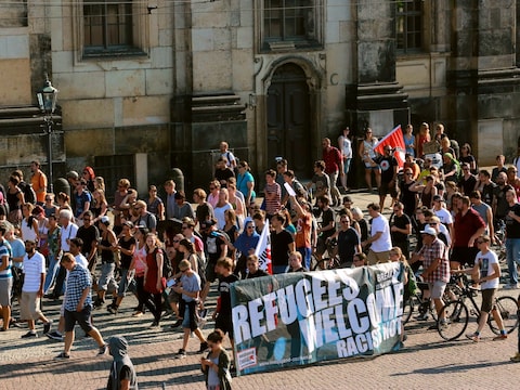 'Vluchtelingen welkom' staat er op een spandoek bij de demonstratie in Dresden
