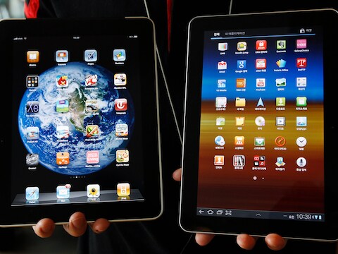 Een Galaxy Tab 10.1 en een iPad.