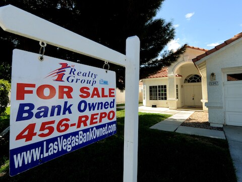 De hypothecaire aftrek afschaffen kan tot een huizencrisis zoals in Amerika leiden, waarschuwt de vastgoedsector.