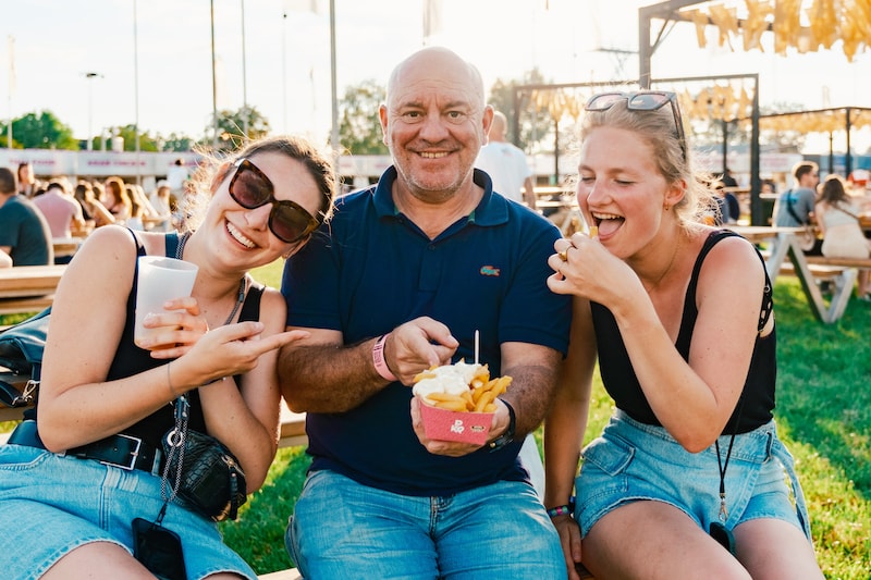 Piet Huysentruyt test de gerechten op Pukkelpop, en ook de festivalgangers lijken tevreden over het eten.