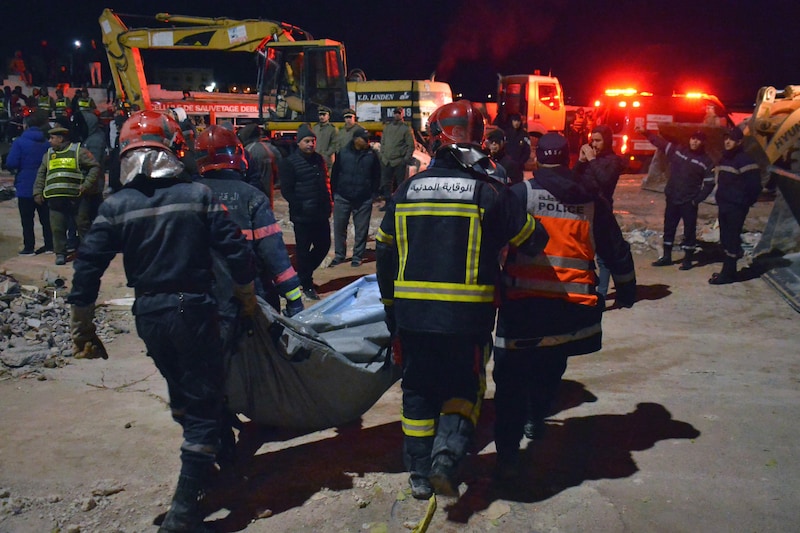 Rescatistas trabajando en los edificios derrumbados