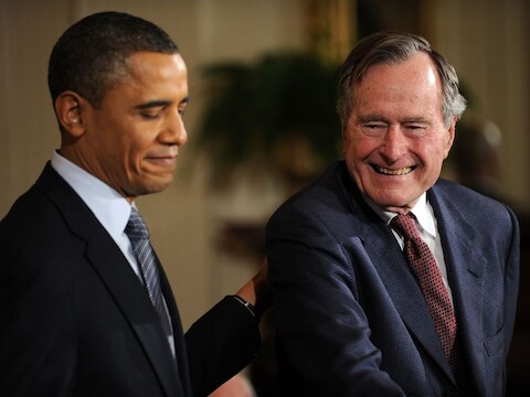 George Bush bij huidig president Barack Obama.