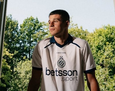 Club Brugge stelt nieuwe uitshirts voor: landskampioen speelt op verplaatsing in witte truitjes met donkerblauwe kraag