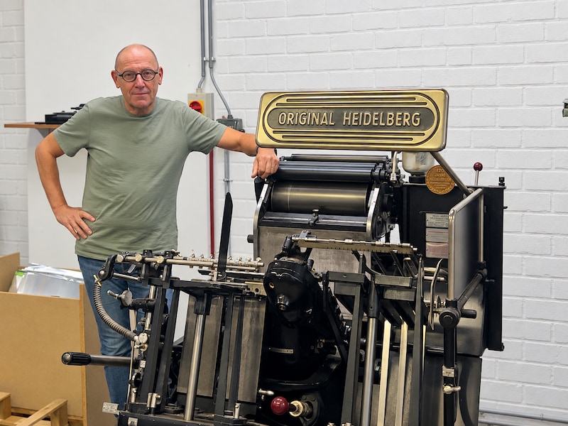 Bart Vermaercke bij de Heidelberg degelpers waarmee het grafische vak nog écht ambacht was."