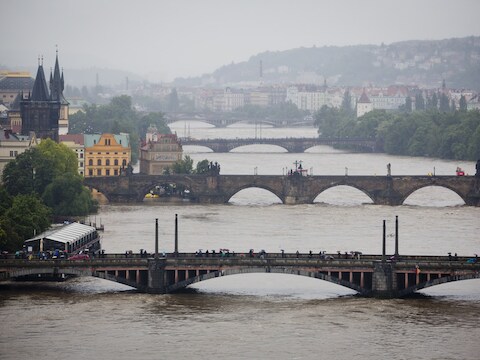 Het water van de rivier Vltava stijgt in het centrum van Praag.