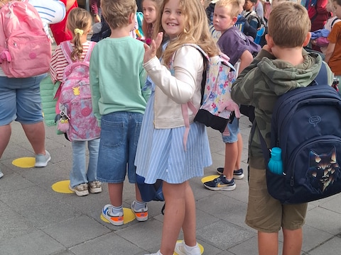 Rosie is klaar voor de eerste schooldag.