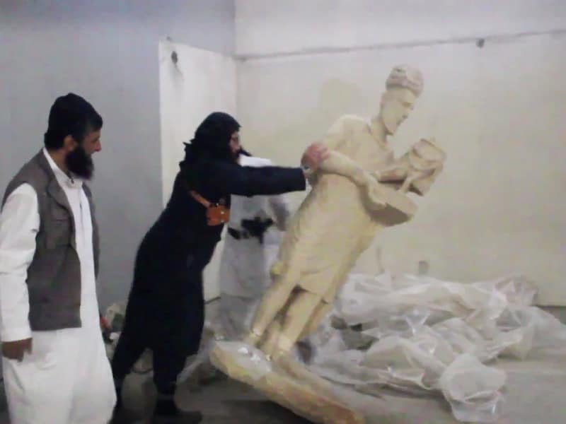 Leden van IS vernielen kunst in Mosul