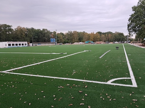 De voorbije weken werd volop gewerkt aan de aanleg van het kunstgrasveld. 