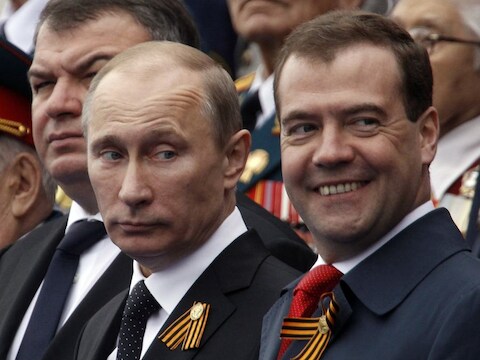Russisch president Vladimir Poetin (L) met Dmitri Medvedev (R), premier van Rusland.