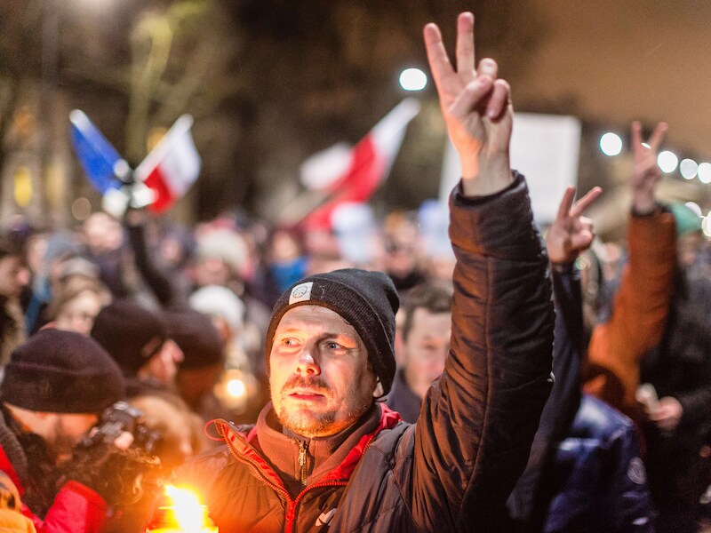 Deze man betoogt tegen het beleid van de Recht en Rechtvaardigheid-regering