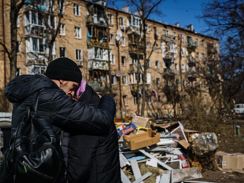Na een bombardement in district Podilsky in Kiev