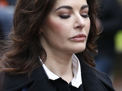 Nigella arriveert bij de rechtbank in Londen