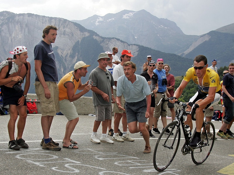Armstrong tijdens de tijdrit naar l'Alpe d'Huez in 2004.