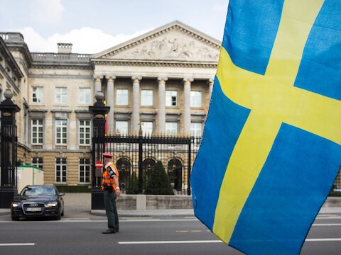Een Zweedse vlag voor het federale parlement tijdens een vergadering van MR, CD&V, N-VA en Open Vld donderdag.