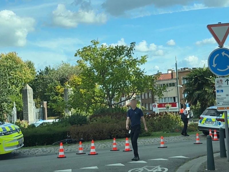 Politiewagen op weg naar overval rijdt fietser aan in Sint-Lambrechts-Woluwe