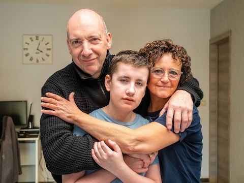 Jorn uit Merchtem met papa Geert en mama Veerle enkele maanden voor zijn dood.