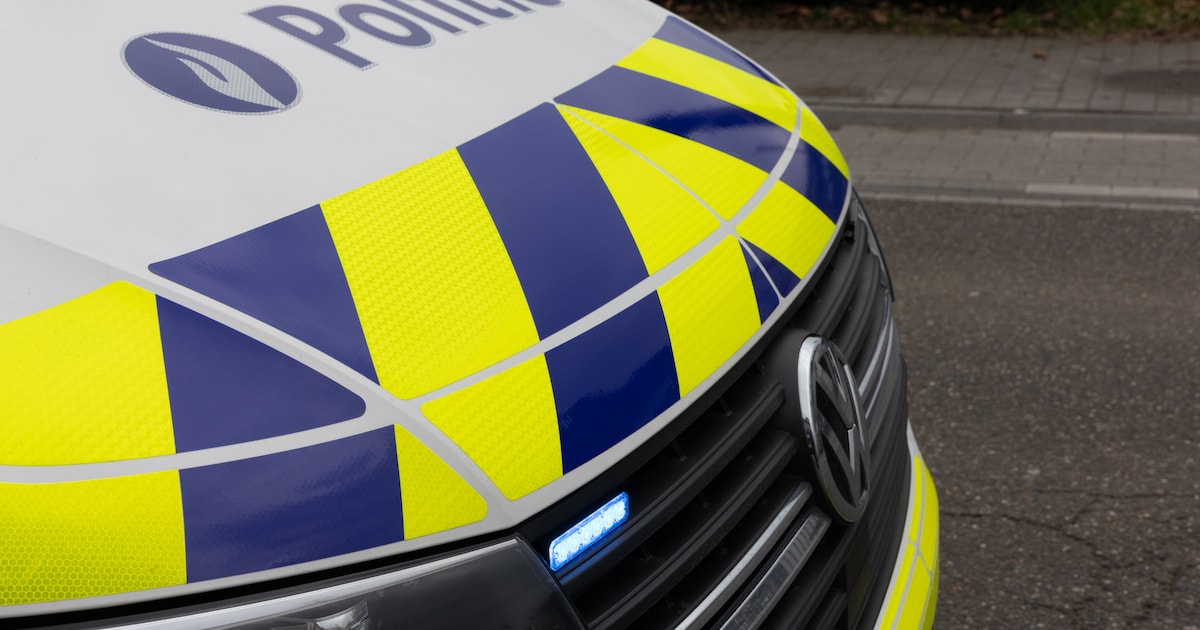 Auto en brommer botsen: twee personen gewond
