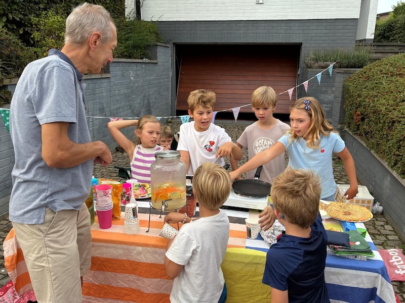 Buren sluiten zomervakantie af met pannenkoek: “We wensen iedereen een Elbeekstraat toe”