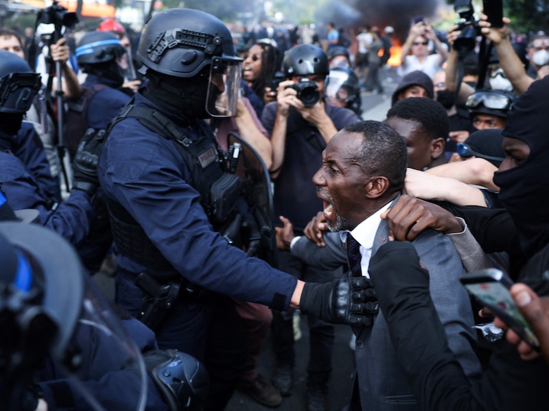 Bally Bagayoko, burgemeester van de Parijse voorstad Saint-Denis, ging dinsdag tussen agenten en protesterende scholieren staan.   