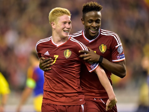 Niks dan lachende gezichten: Origi feliciteert De Bruyne bij één van z'n goals.