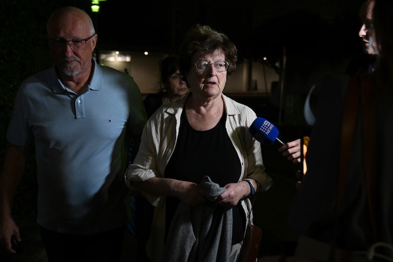 Larissa Kleytman verlaat St. Vincent’s Hospital in Sydney terwijl ze de media te woord staat.