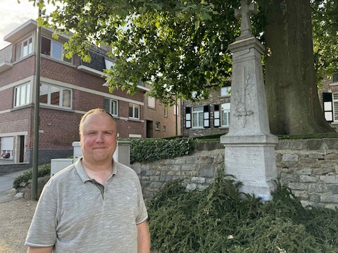 Jonas Vangroenendael aan een van de oorlogsmonumenten.
