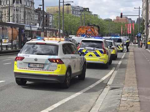 Hulpdiensten aan de Frankrijklei in Antwerpen, kort na het ongeval waarbij een 6-jarige jongen aangereden werd door een politiecombi en een tijdlang in levensgevaar verkeerde.