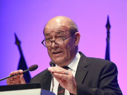Defensieminister Le Drian sluit luchtaanvallen op Syrië niet langer uit.