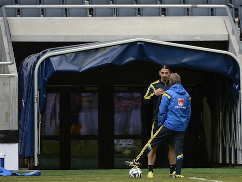Bondscoach Hamren met Ibrahimovic die niet speelde