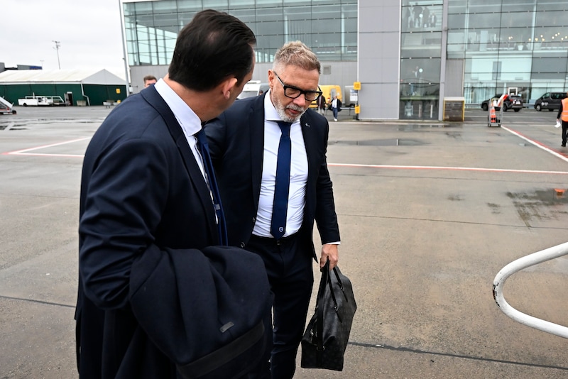 Fink conversando con De Condé.