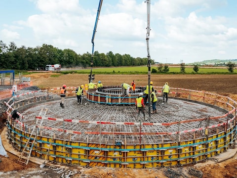 Het windpark in Mourcourt, bij Doornik, wordt volop gebouwd. In 2027 moet het 6.900 gezinnen van groene stroom voorzien.