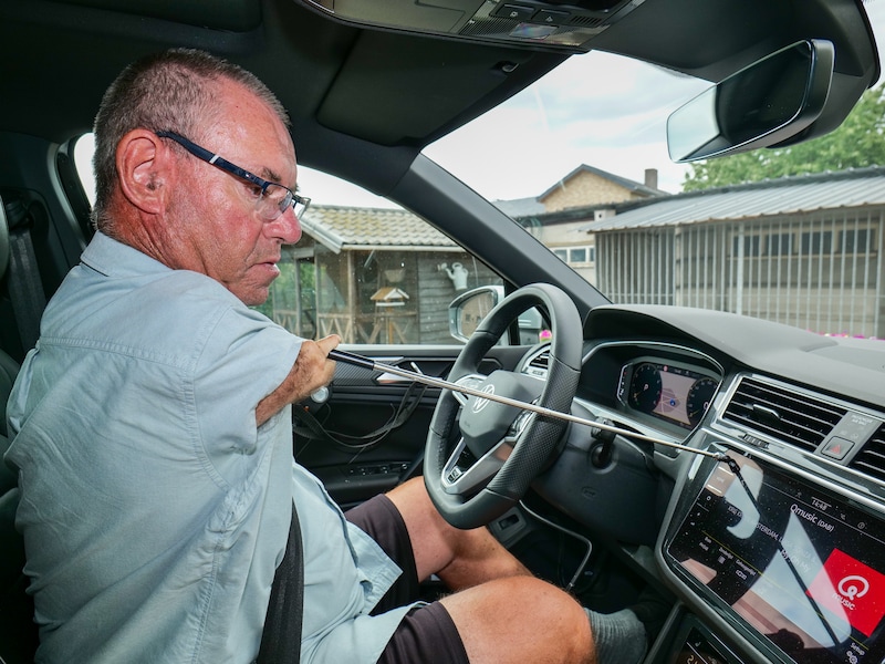Jan Geerits (62) uit Bocholt rijdt al veertig jaar zelfstandig auto dankzij een uniek voetenstuur.