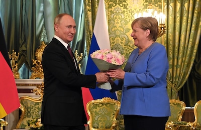 Merkels nalatenschap aan diggelen door onthulde Ruslanddeal