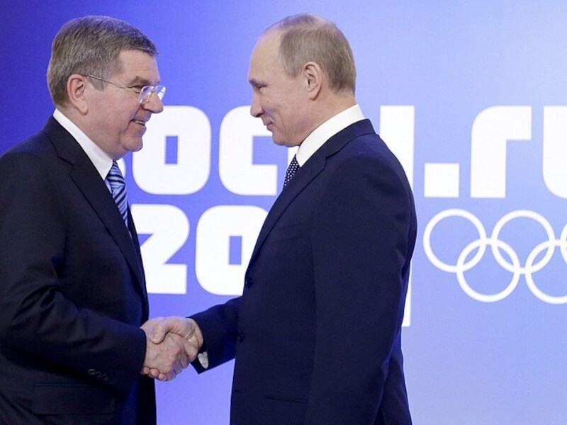 IOC-voorzitter Thomas Bach (links) en de Russische president Vladimir Poetin.