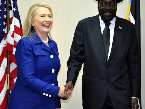 Hillary Clinton op bezoek bij de Zuid-Soedanese president Salva Kiir.