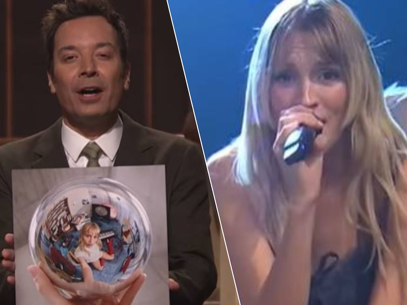 Jimmy Fallon met de nieuwe plaat van Angèle. / Angèle treedt op tijdens ‘The Tonight Show’. 
