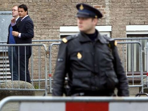 Draconische veiligheidsmaatregelen bij de start van het proces in Amsterdam.
