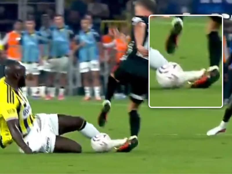 De ene Rode Duivel gaat stevig door op de andere: invaller Romelu Lukaku pakt uit met forse tackle op Leandro Trossard, die uitblinkt met knappe assist