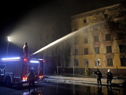 De brandweer blust een gebouw op een militaire basis in Lviv, waar molotovcocktails naar binnen waren gegooid, woensdag.