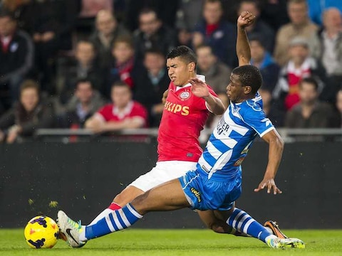 Zakaria Bakkali (links) in actie tegen PEC Zwolle.