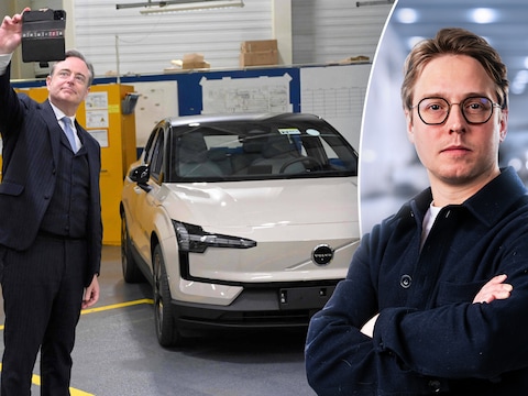 Premier Bart De Wever (N-VA) in april vorig jaar op bezoek bij Volvo Car Gent. Rechts: politiek journalist Timmie van Diepen.
