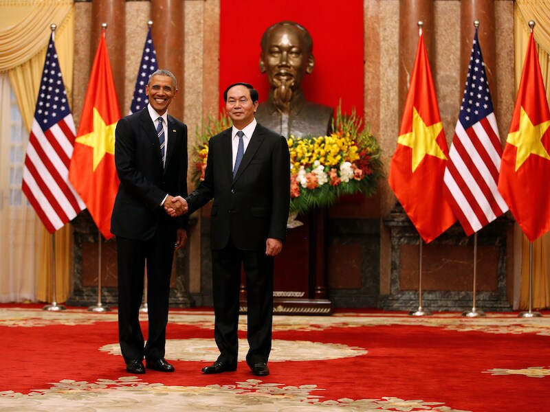 De Amerikaanse president Obama schudt president Tran Dai Quang de hand bij zijn aankomst in Hanoi
